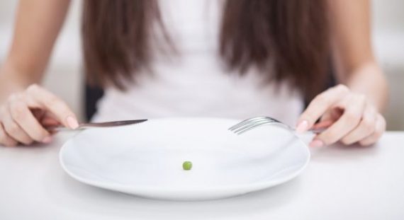 diet-suffering-from-anorexia-cropped-image-girl-trying-put-pea-fork_118454-418-1 Anorexie