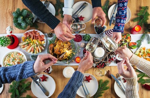 baked-turkey-christmas-dinner-christmas-table-is-served-with-turkey-decorated-with-bright-tinsel-candles-fried-chicken-table-family-dinner-top-view-hands-frame_2829-20304 calorii masa de craciun