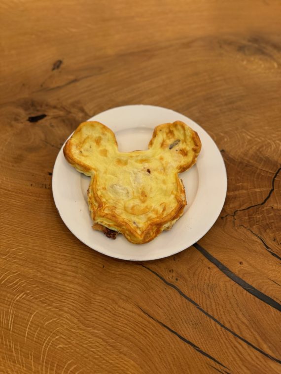Omleta la cuptor cu halloumi si crutoane reteta omleta
